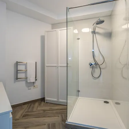 Lejlighed Brand New Elegantly Furnished In