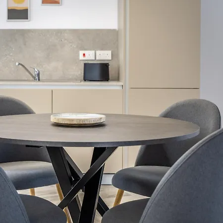 Brand New Elegantly Furnished In Lejlighed *