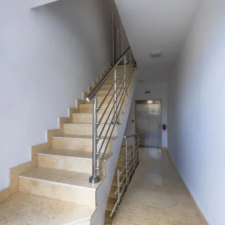 아파트 Brand New Elegantly Furnished In *