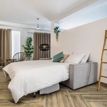 아파트 Brand New Elegantly Furnished In *