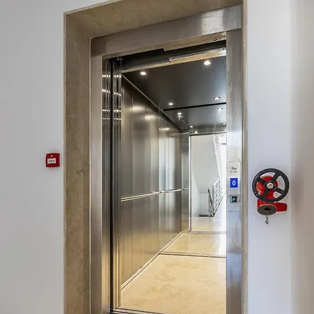 Brand New Elegantly Furnished In * 그지라