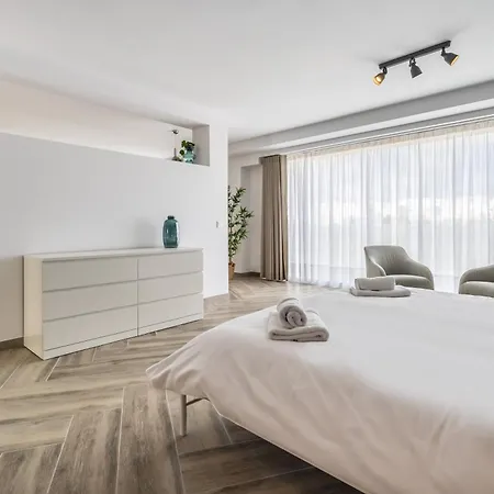 아파트 Brand New Elegantly Furnished In *